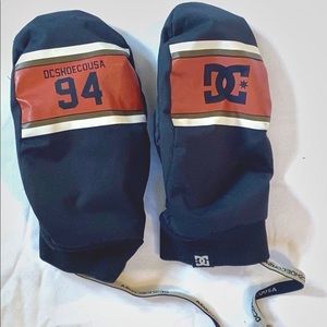 DC snowboarding mittens